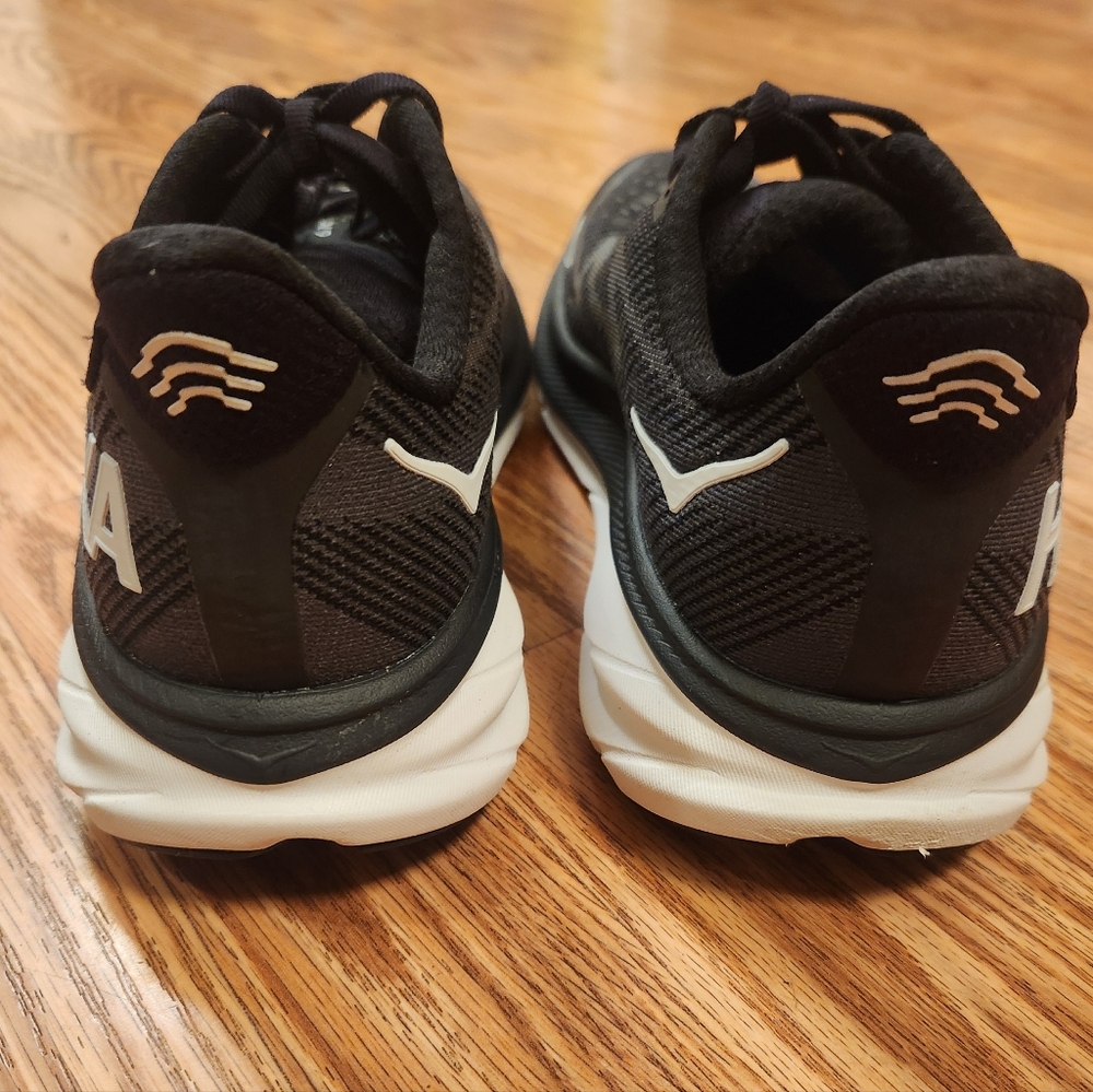 Hoka Clifton 9 WIDE Sz 7 Black and White Athletic Shoes - Picture 4 of 6